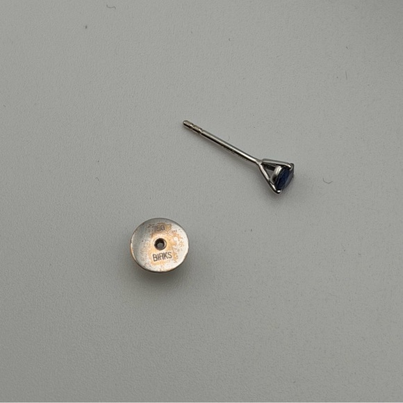 BIRKS BIRTHSTONE BLUE SAPPHIRE STUD EARRINGS – 18K WHITE GOLD (750) - Picture 6 of 7